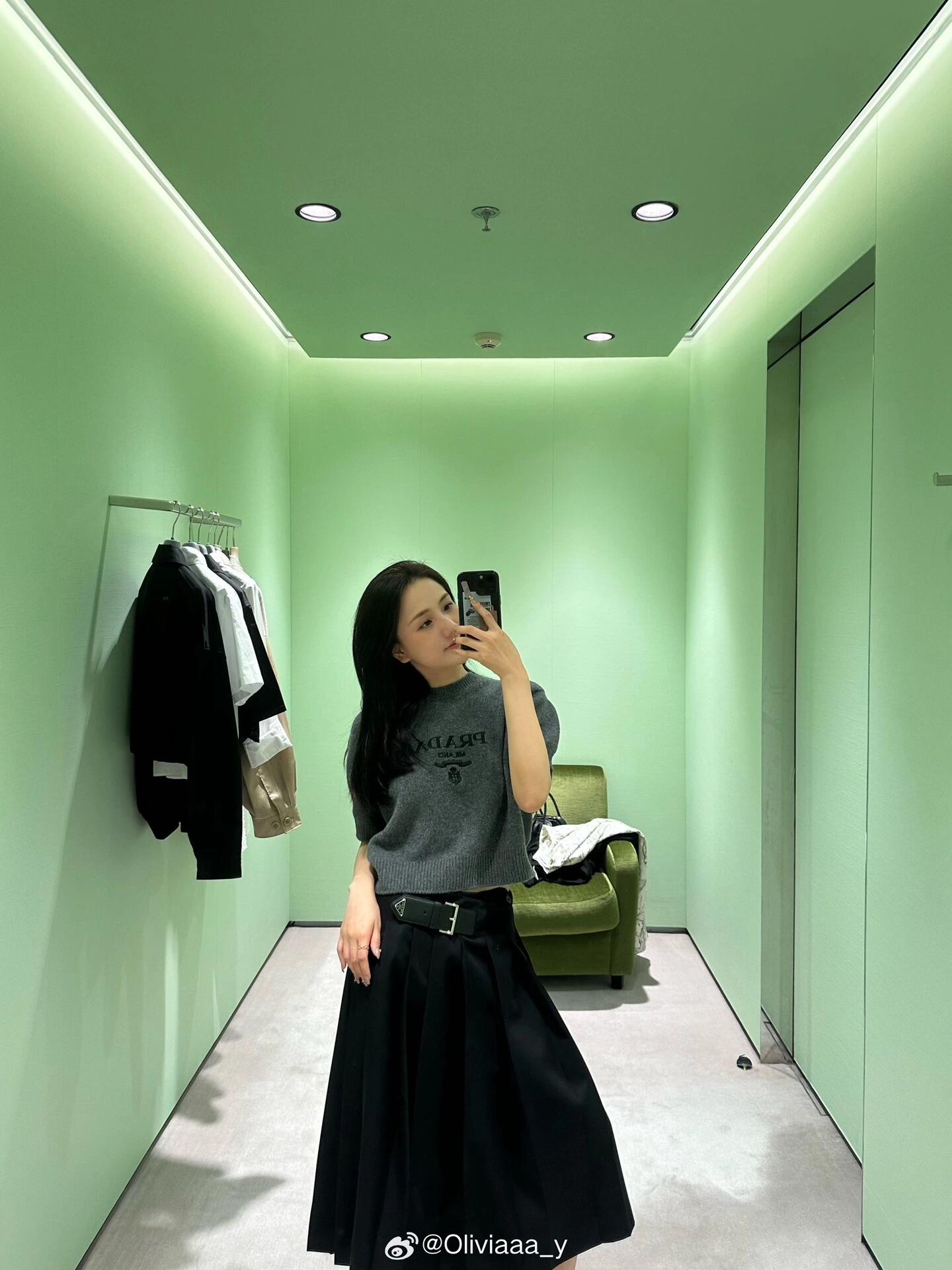 2026 Women’s Triangle Brand Embroidered Cropped Jumper (FF734)