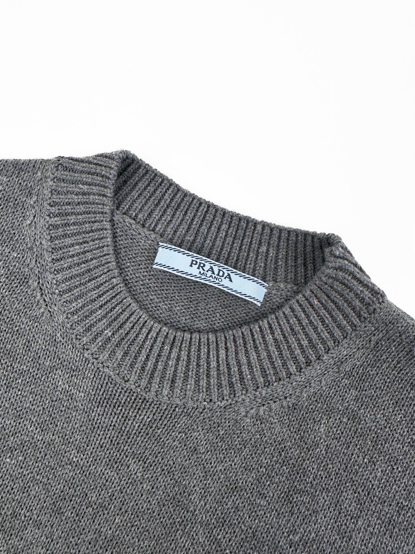 2026 Women’s Triangle Brand Embroidered Cropped Jumper (FF734)